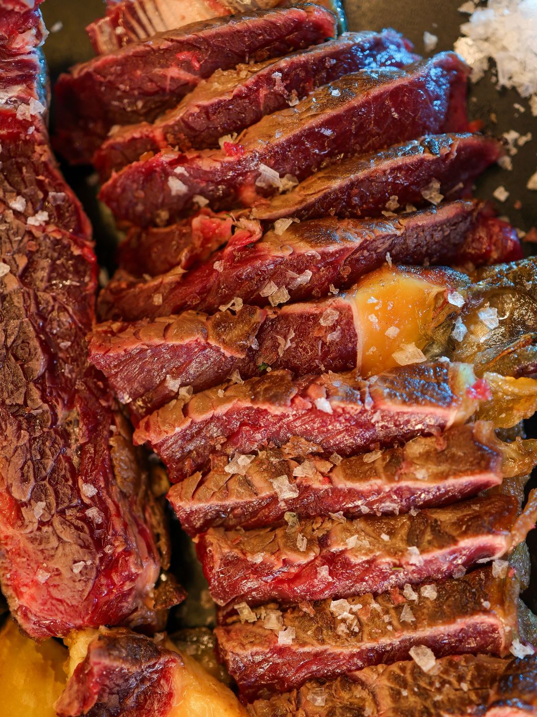 Chuletón de vaca rubia gallega cortado, rojo por dentro y con sal en escamas