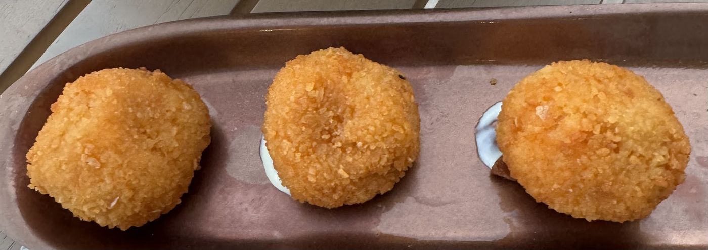 Tres croquetas caseras en fila