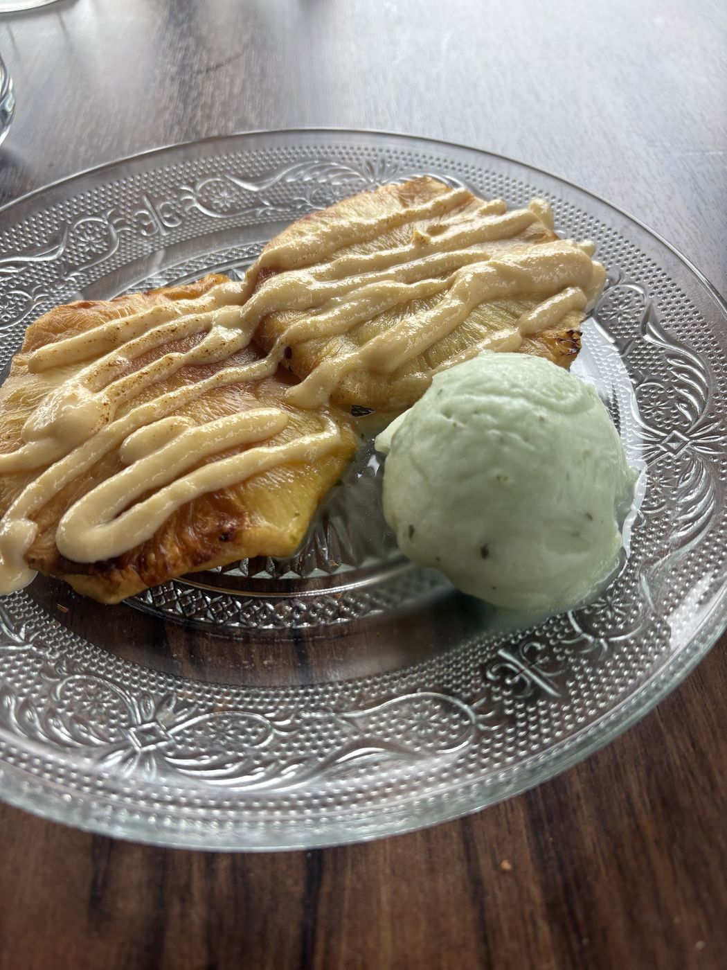 Piña a la brasa con crema de coco y una bola de helado de mojito