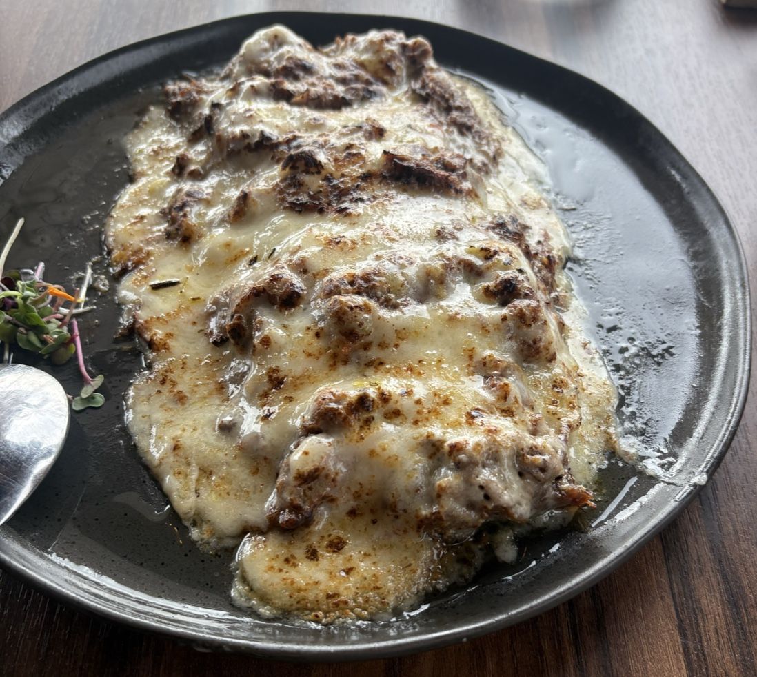 Puerros a la brasa rellenos de carne de vaca y gratinados con bechamel