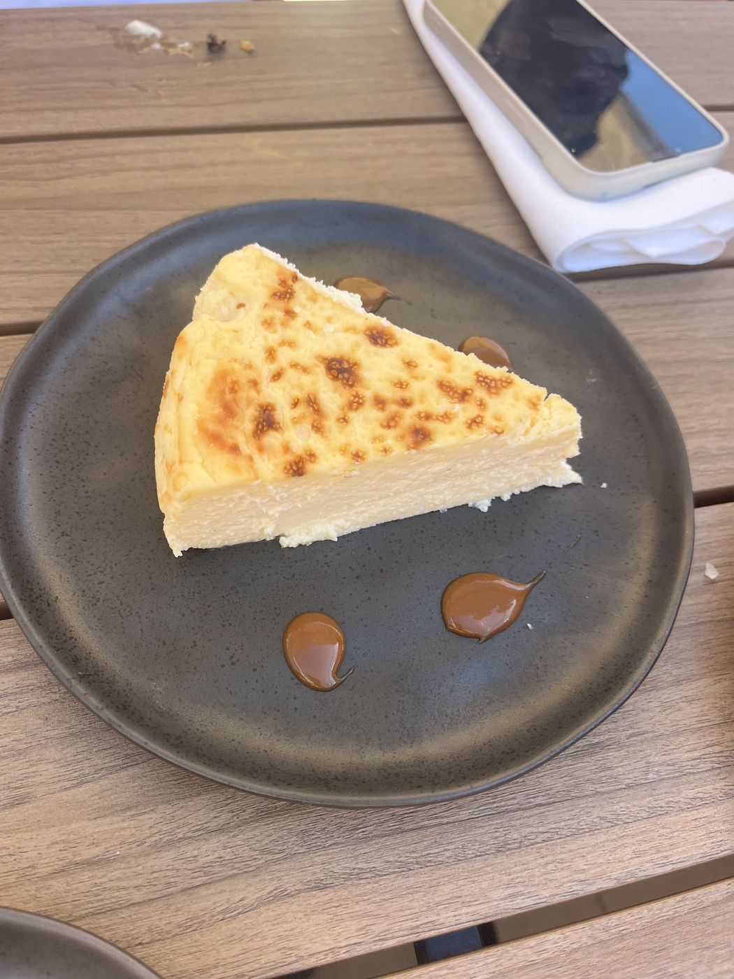 Porción de tarta de queso ahumado