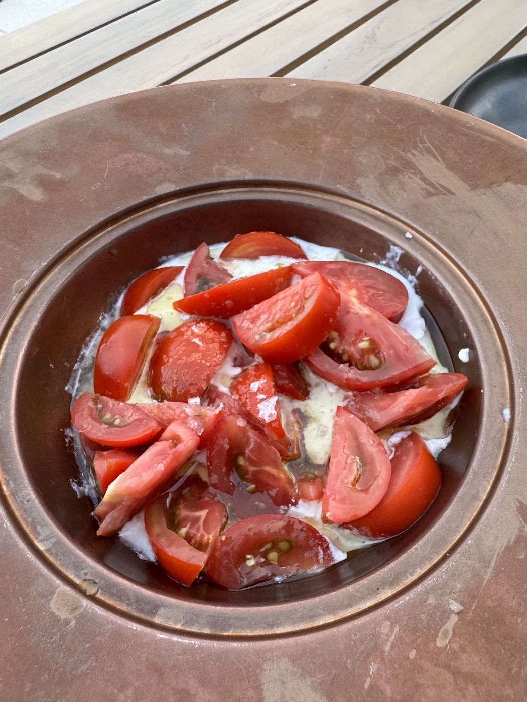 Tomate en rodajas sobre stracciatella