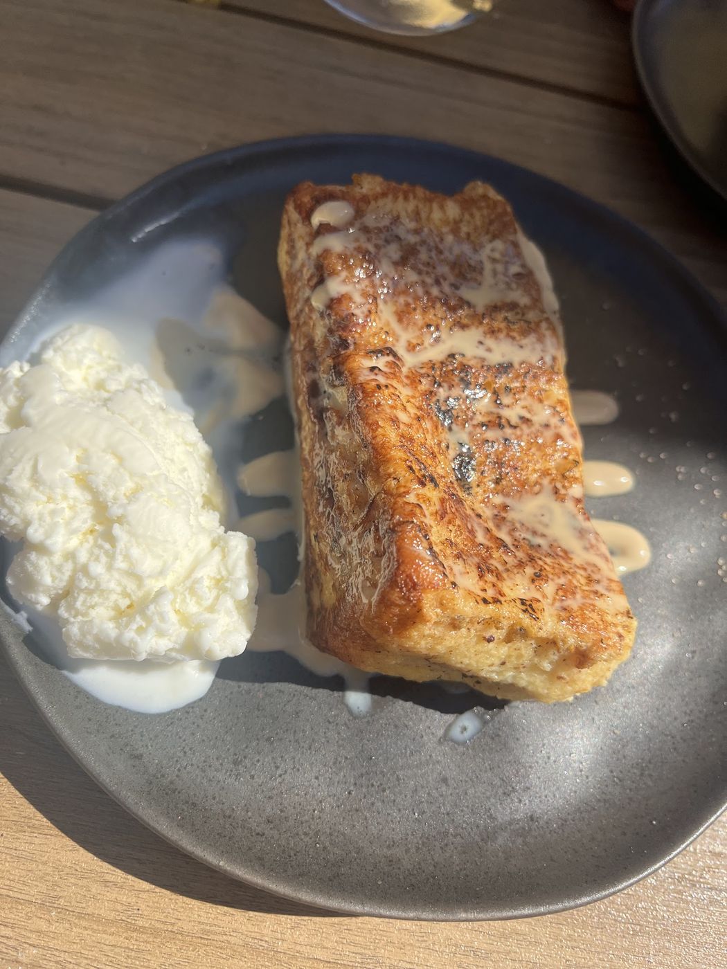 Torrija a la brasa con helado de nata